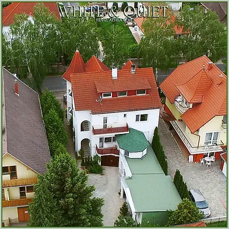 Guest house White & Quiet Apartment House *