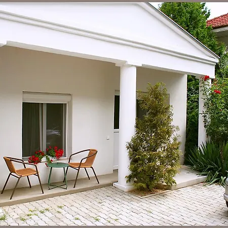 White & Quiet Apartment House Guest house *
