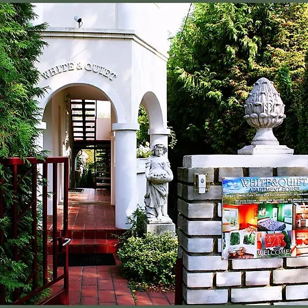 Gasthof White & Quiet Apartment House
